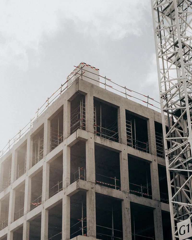 Edifício em construção com guindaste
