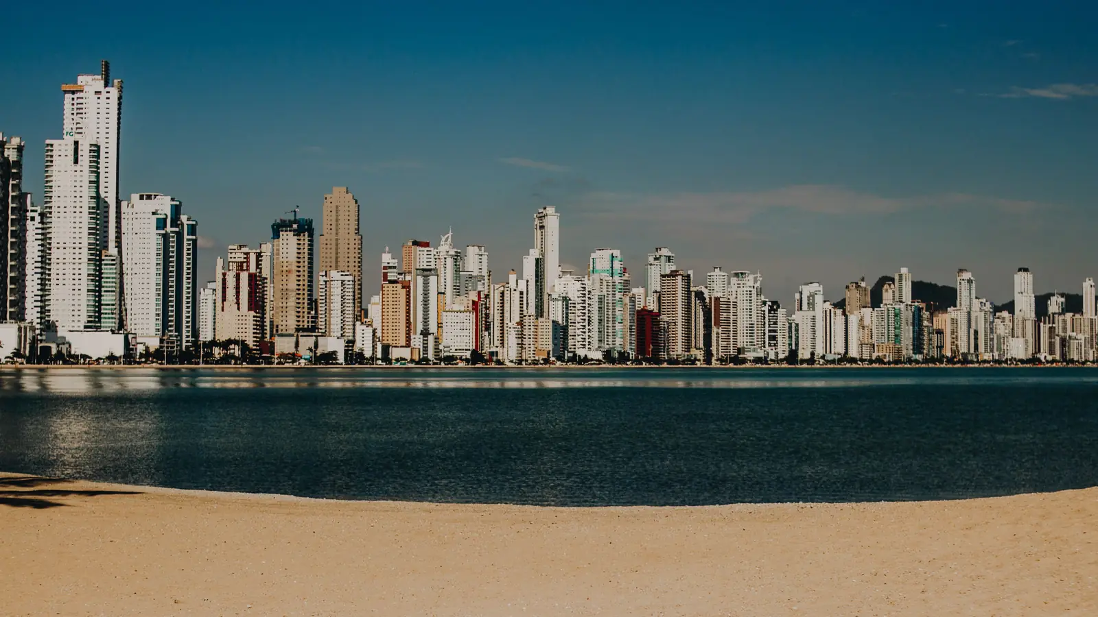 Edifícios da orla de Balneário Camboriú vistos da praia