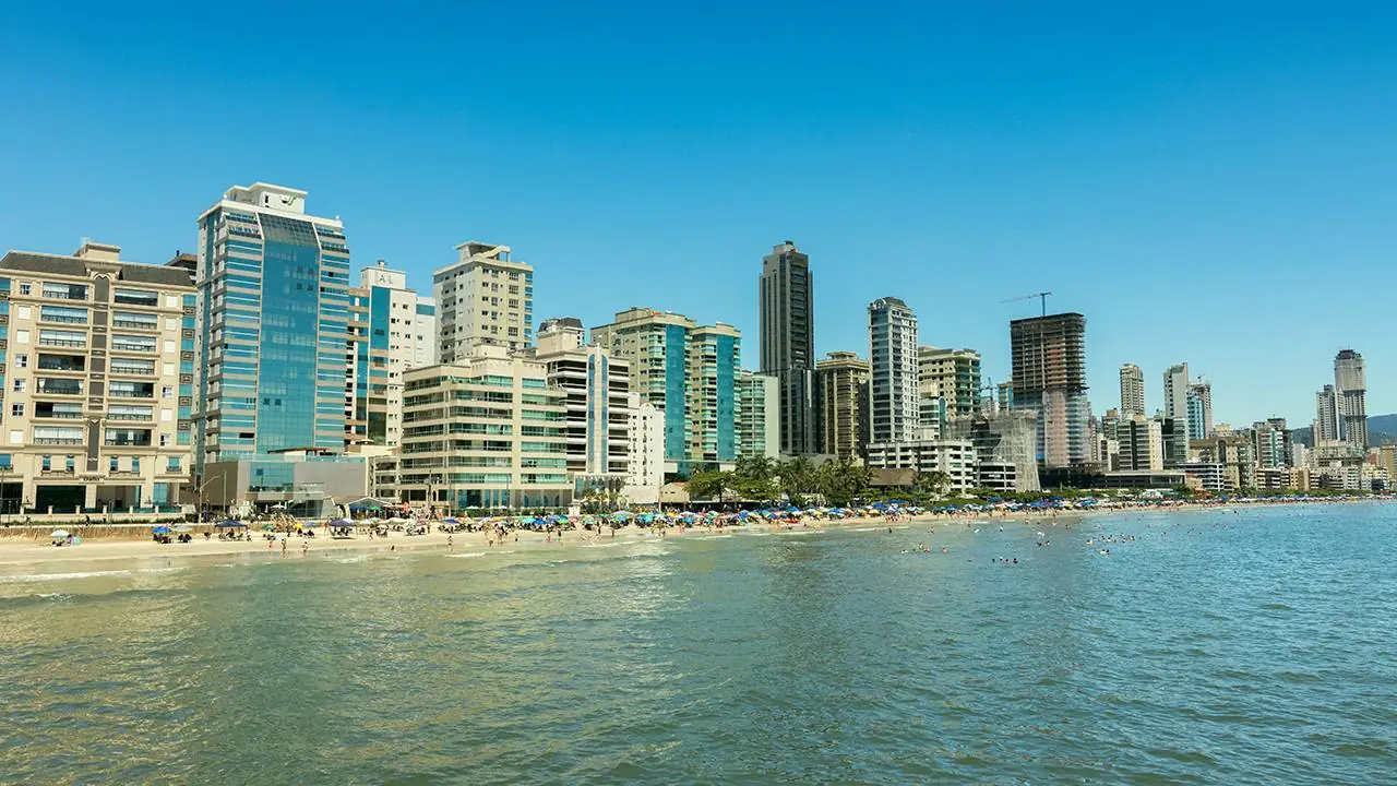 Orla de Itapema com edifícios à beira-mar