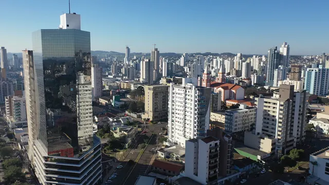 Vista aérea do Centro de Chapecó, com edifícios residenciais e comerciais
