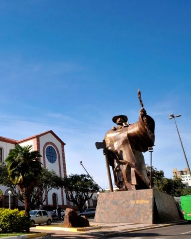 Monumento O Desbravador e a Catedral Santo Antônio, no Centro de Chapecó