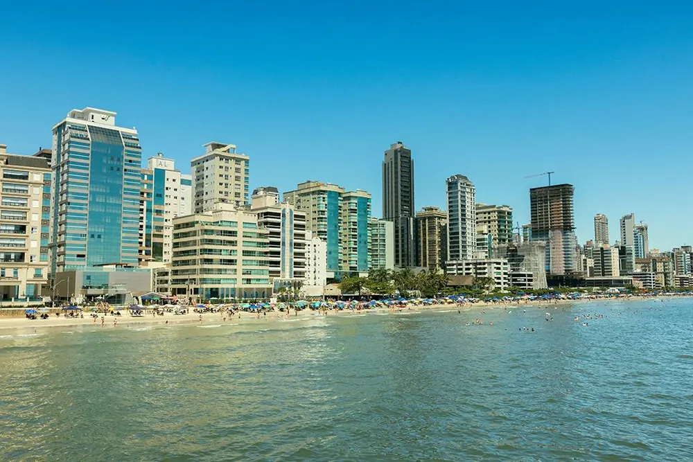 Orla de Itapema com edifícios à beira-mar