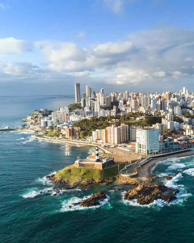 Vista aérea do Farol da Barra e da orla de Salvador