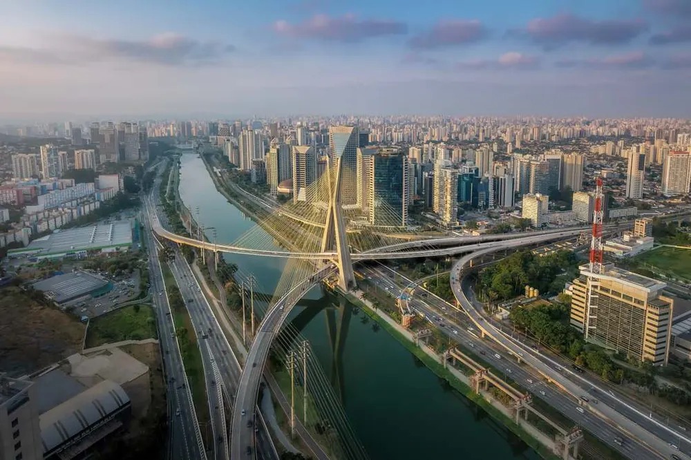 Ponte Estaiada e edifícios às margens do Rio Pinheiros, em São Paulo