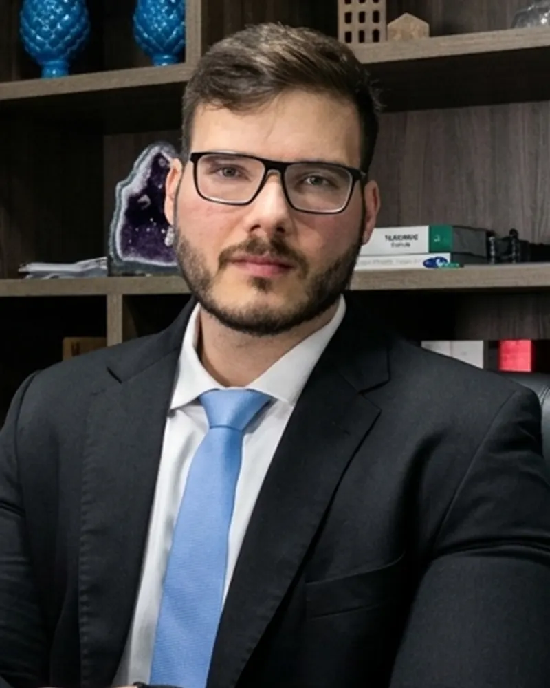 Tiago Andrade Krejci, advogado, à mesa do escritório